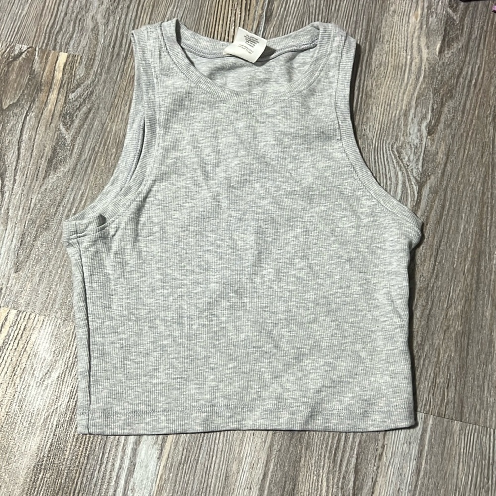 gray crop top